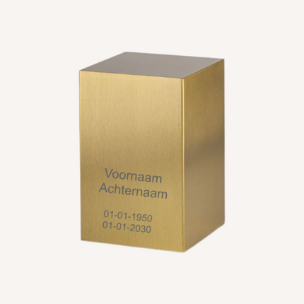 Rechthoekige gouden urn met gravure.